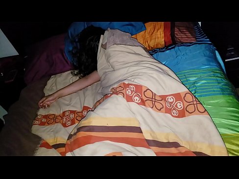 ❤️ Stepson akimtusi mama yake mdogo wa kambo wakati amelala. Video ya ngono ❌️❤