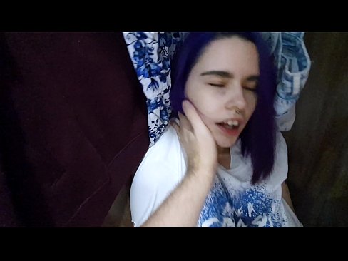 ❤️ Nilimkuta dada yangu chumbani na kumsaidia cum Video ya ngono ❌️❤