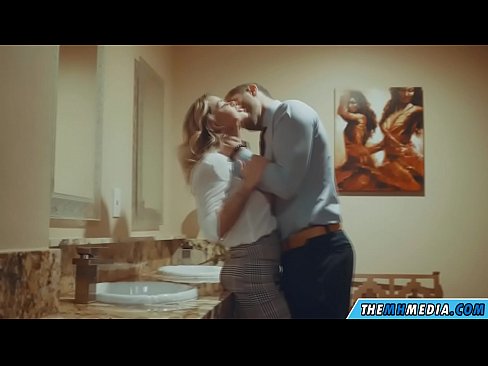❤️ Wakati blonde mwenye busty anakutongoza kwenye choo cha umma Video ya ngono ❌️❤